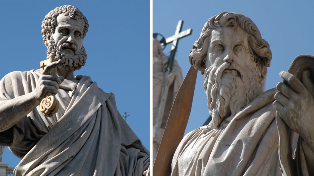 Die Apostel Petrus (l.) und Paulus (r.) sind auf dem Petersplatz in Rom in Stein gehauen.