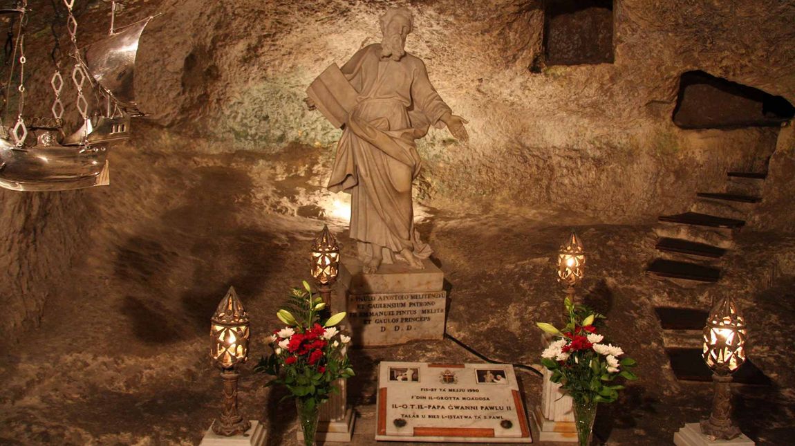 In der Paulus-Grotte unter der Pfarrkirche St. Paul in Rabat soll Paulus nach seinem Schiffbruch eine Zeit lang gefangen gehalten worden sein.