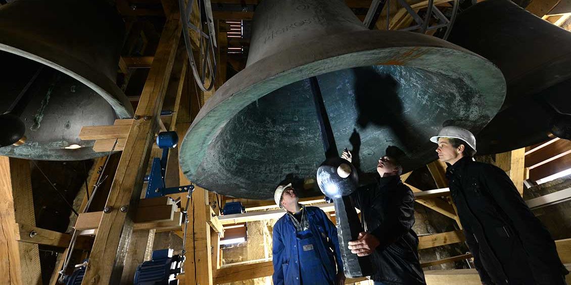 Alle fünf Glocken in Münsters Dom - hier bei einer früheren Wartung - sind mehr als eine Tonne schwer.