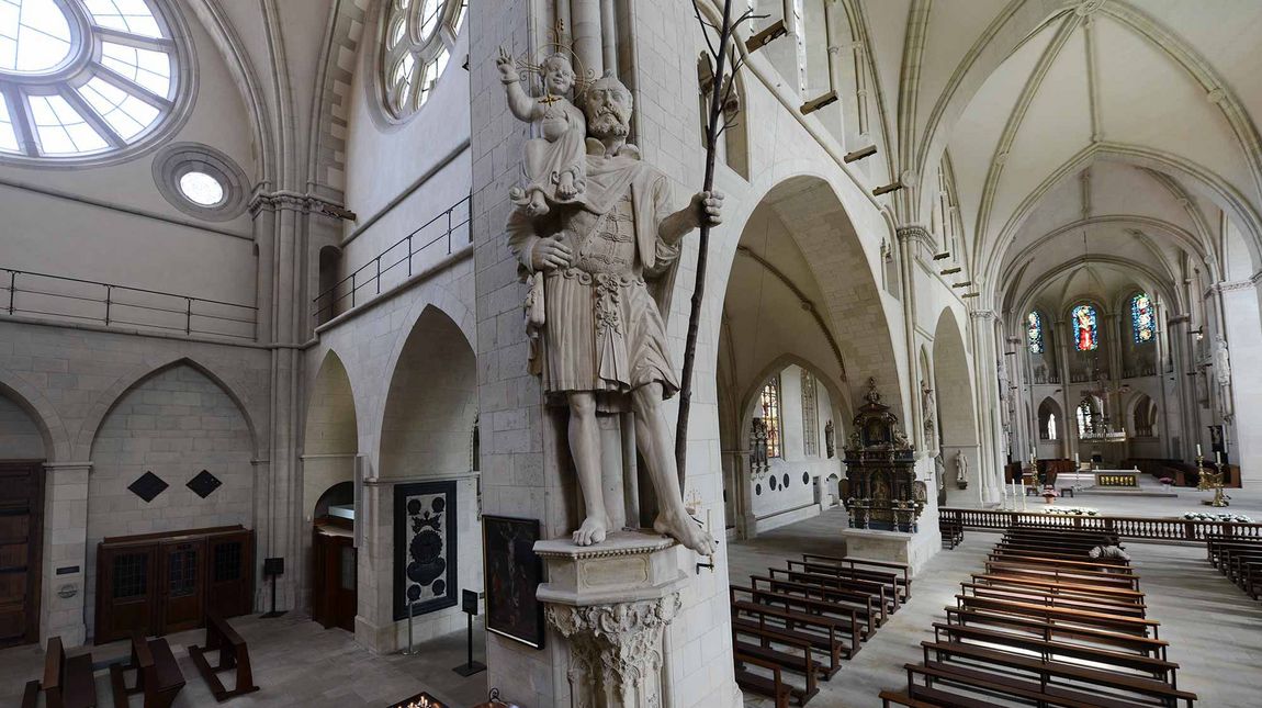Die Statue des heiligen Christophorus, auf dem rechten Arm das segnende Jesuskind, in seiner Linken ein schlanker Baum als Stützstab.