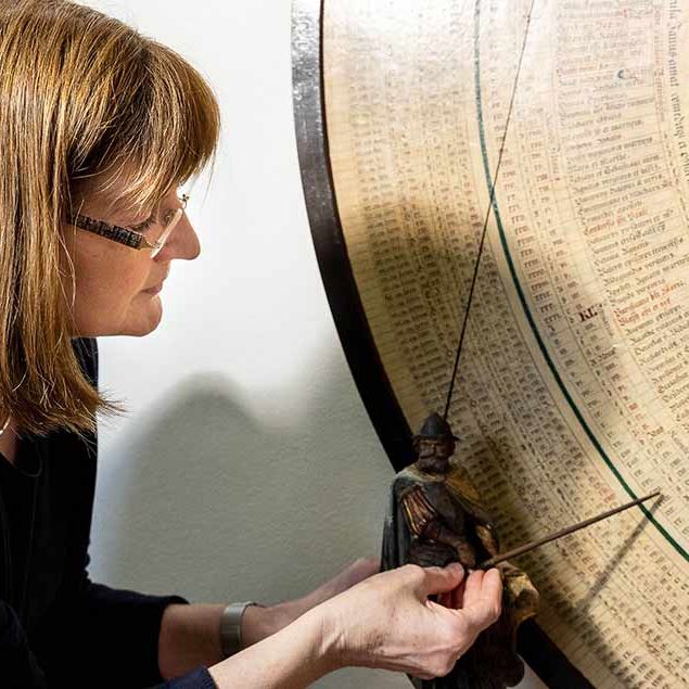 Marita Schlüter am Kalendarium der Astronomischen Uhr.