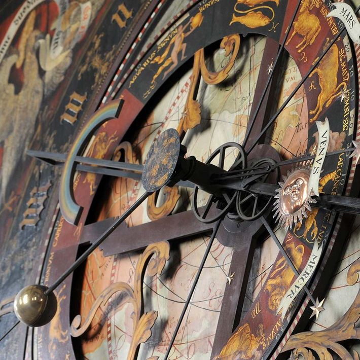 Auf der Astronomischen Uhr lassen sich der Stand der Gestirne ebenso ablesen wie die aktuellen Mondphasen und die Position der Sonne im zutreffenden Tierkreiszeichen. 