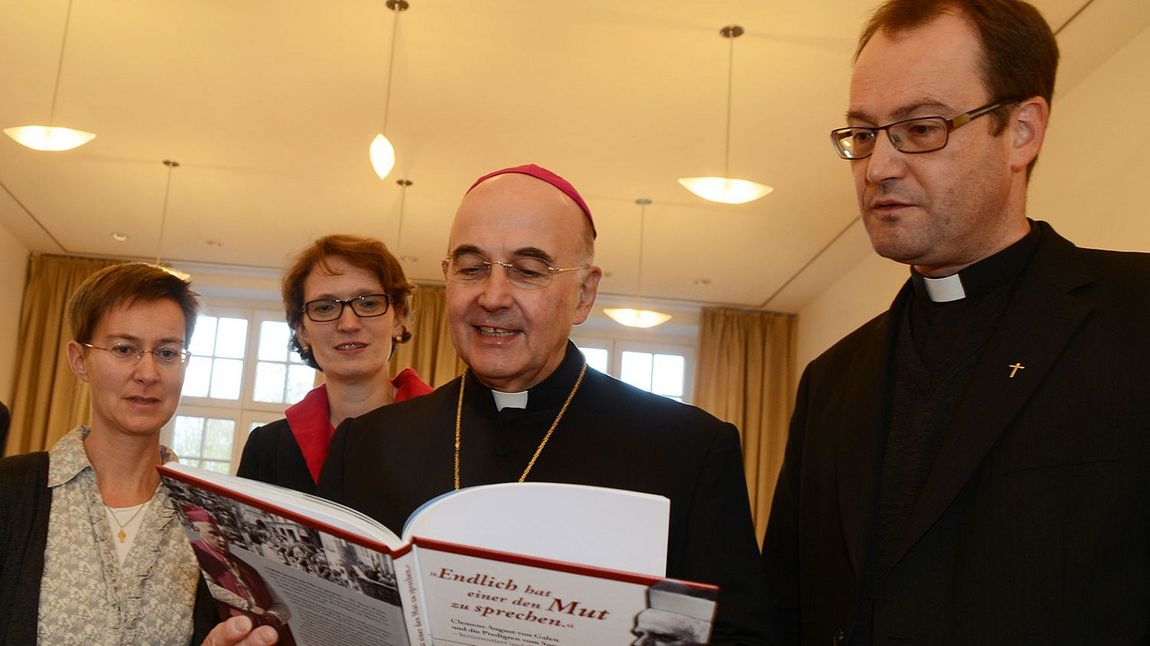 Verona Marliani-Eyll, Christiane Daldrup und Markus Trautmann überreichten Bischof Felix Genn ein Exemplar des Buchs "Endlich hat einer den Mut zu sprechen".
