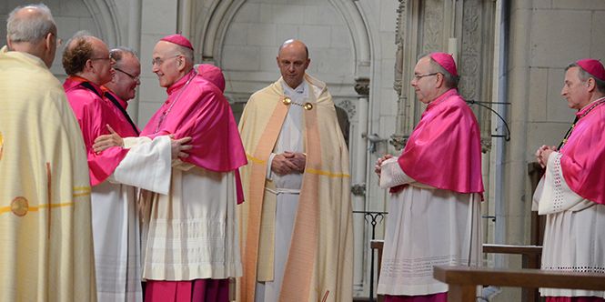 Bischof Felix Genn gratuliert den neuen nichtresidierenden Domkapitularen Rudolf Büscher und Gregor Kauling.