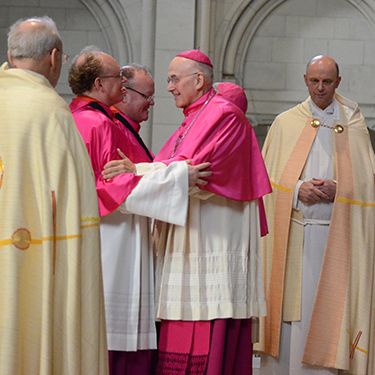 Bischof Felix Genn gratuliert den neuen nichtresidierenden Domkapitularen Rudolf Büscher und Gregor Kauling.