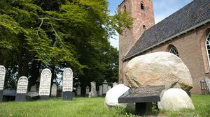 An diesem Stein vor einer friesischen Kirche bei Dokkum soll der heilige Liudger Gericht gehalten haben.