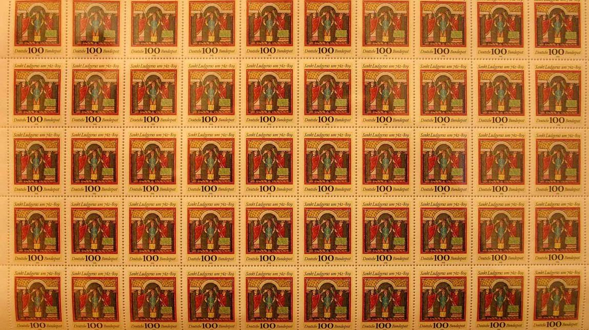 Briefmarken von Ludgerus in einer Ausstellung der Universitätsbibliothek in Münster.