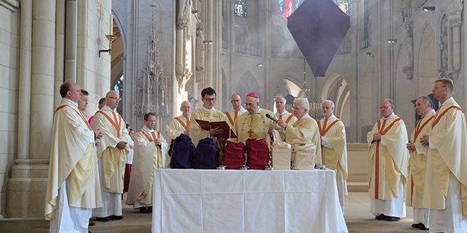 Dechanten aus des Regionen des Bistums feierten die Chrisam-Messe gemeinsam mit Bischof Felix Genn.