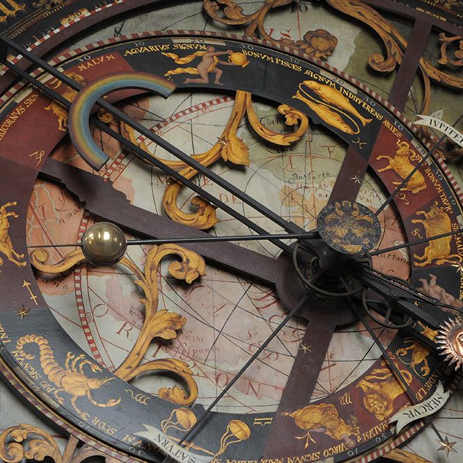 Auf der Astronomischen Uhr lassen sich der Stand der Gestirne ebenso ablesen wie die aktuellen Mondphasen und die Position der Sonne im zutreffenden Tierkreiszeichen.