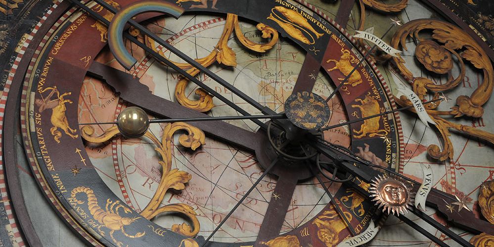 Auf der Astronomischen Uhr lassen sich der Stand der Gestirne ebenso ablesen wie die aktuellen Mondphasen und die Position der Sonne im zutreffenden Tierkreiszeichen.