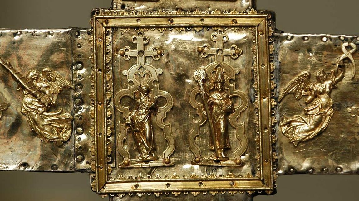 Das Kapitelkreuz des St.-Paulus-Doms zu Münster hat auf seiner Rückseite eine Darstellung, die den Bistumspatron Paulus und Bischof Liudger zeigt (v. l.).