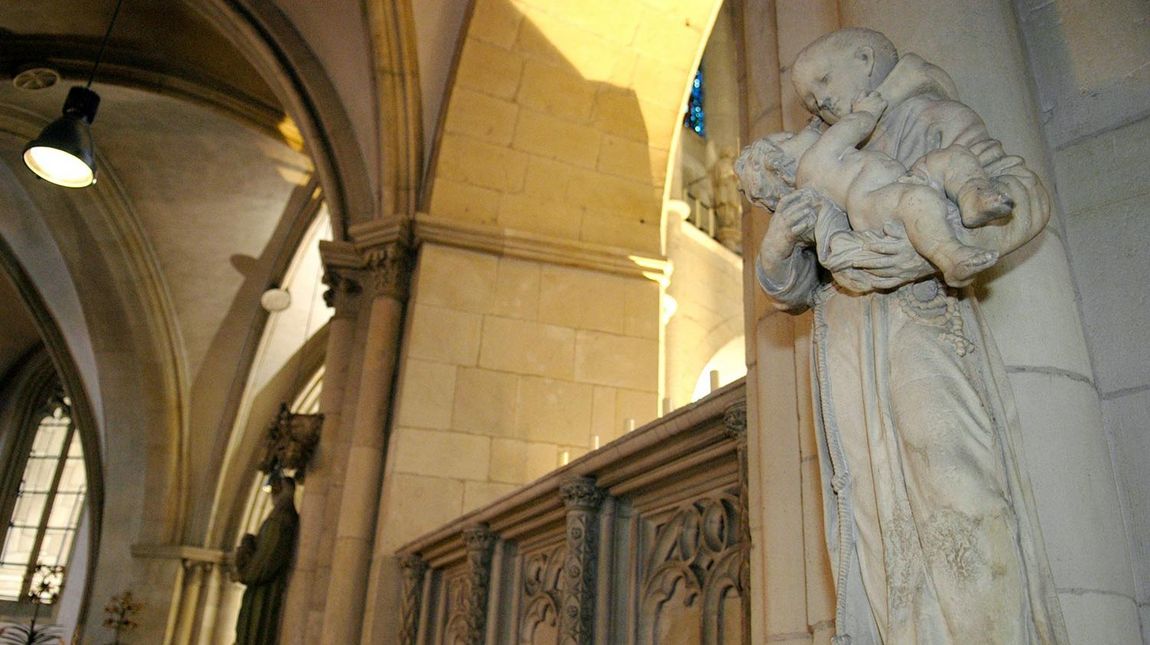 Die Statue des Heiligen Antonius von Padua im Chorumgang des Domes. 