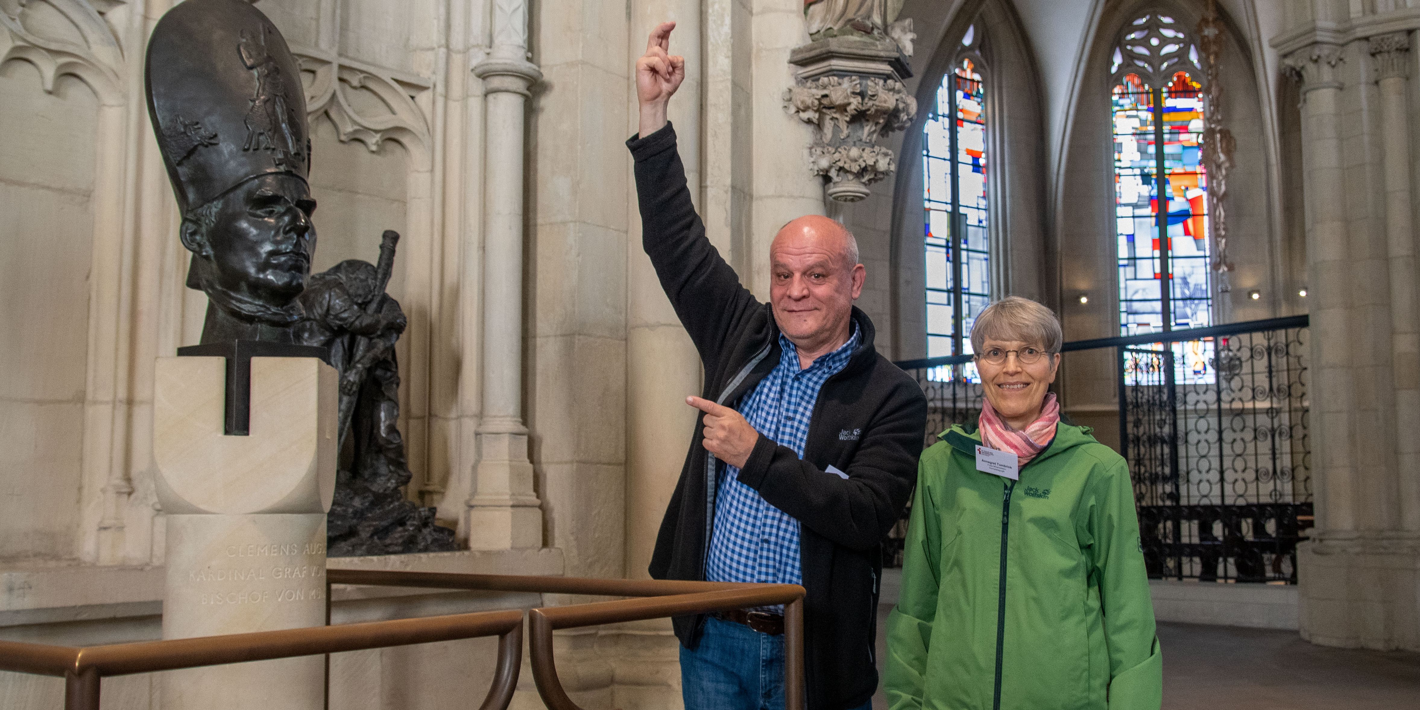 Annegret und Rudolf Tumbrink aus Münster sind gehörlos. Ab sofort wollen sie anderen Gehörlosen und hörgeschädigten Menschen auch den St.-Paulus-Dom näher bringen.