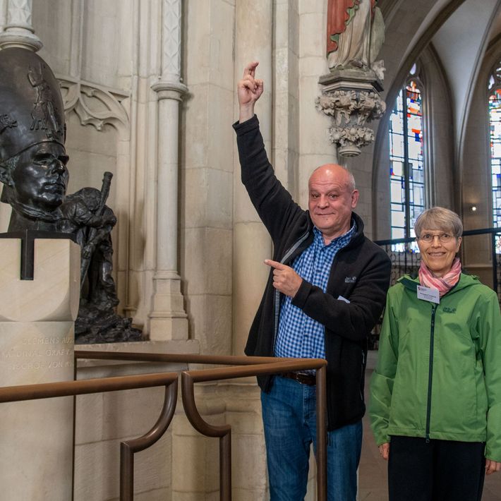 Annegret und Rudolf Tumbrink aus Münster sind gehörlos. Ab sofort wollen sie anderen Gehörlosen und hörgeschädigten Menschen auch den St.-Paulus-Dom näher bringen.