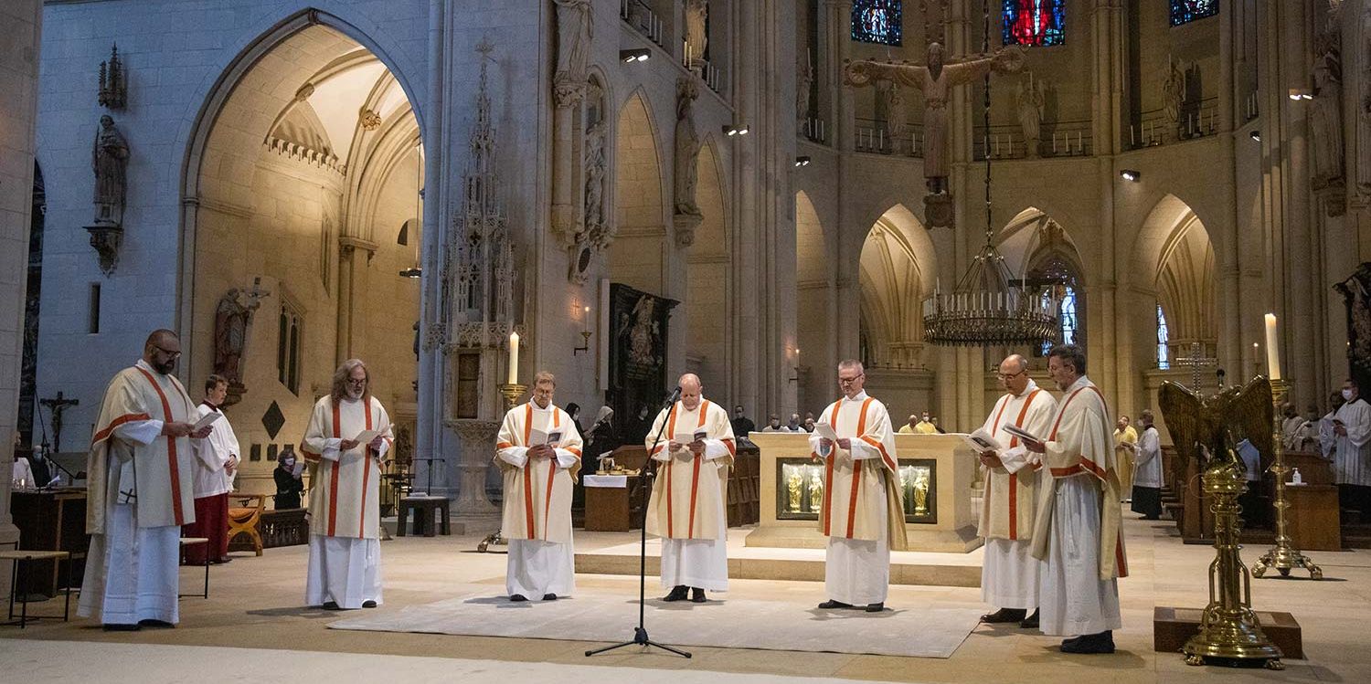 Zum Diakon geweiht wurden (von links) Andreas Ruppert, Martin Malaschinsky, Johannes Kronenberg, Thomas Königkamp, Wolfgang Assing, Christian Kott und Siegfried Löckener.