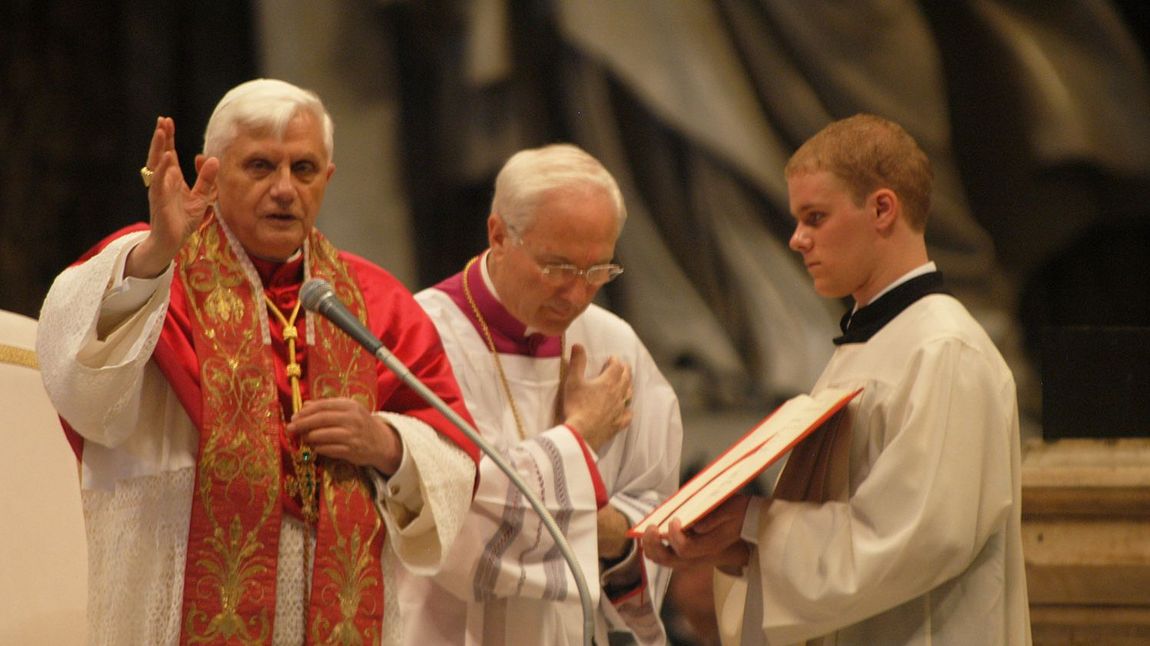 Papst Benedikt XVI. während der Seligsprechung von Kardinal von Galen im Petersdom.