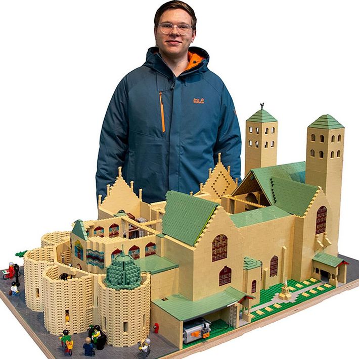 Janis Jaspers vor seinem Lego-Modell des St.-Paulus-Domes, das derzeit im Kreuzgang des Domes steht.