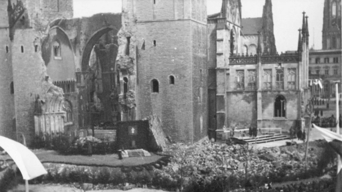 Im Zweiten Weltkrieg wurde der St.-Paulus-Dom zerstört.