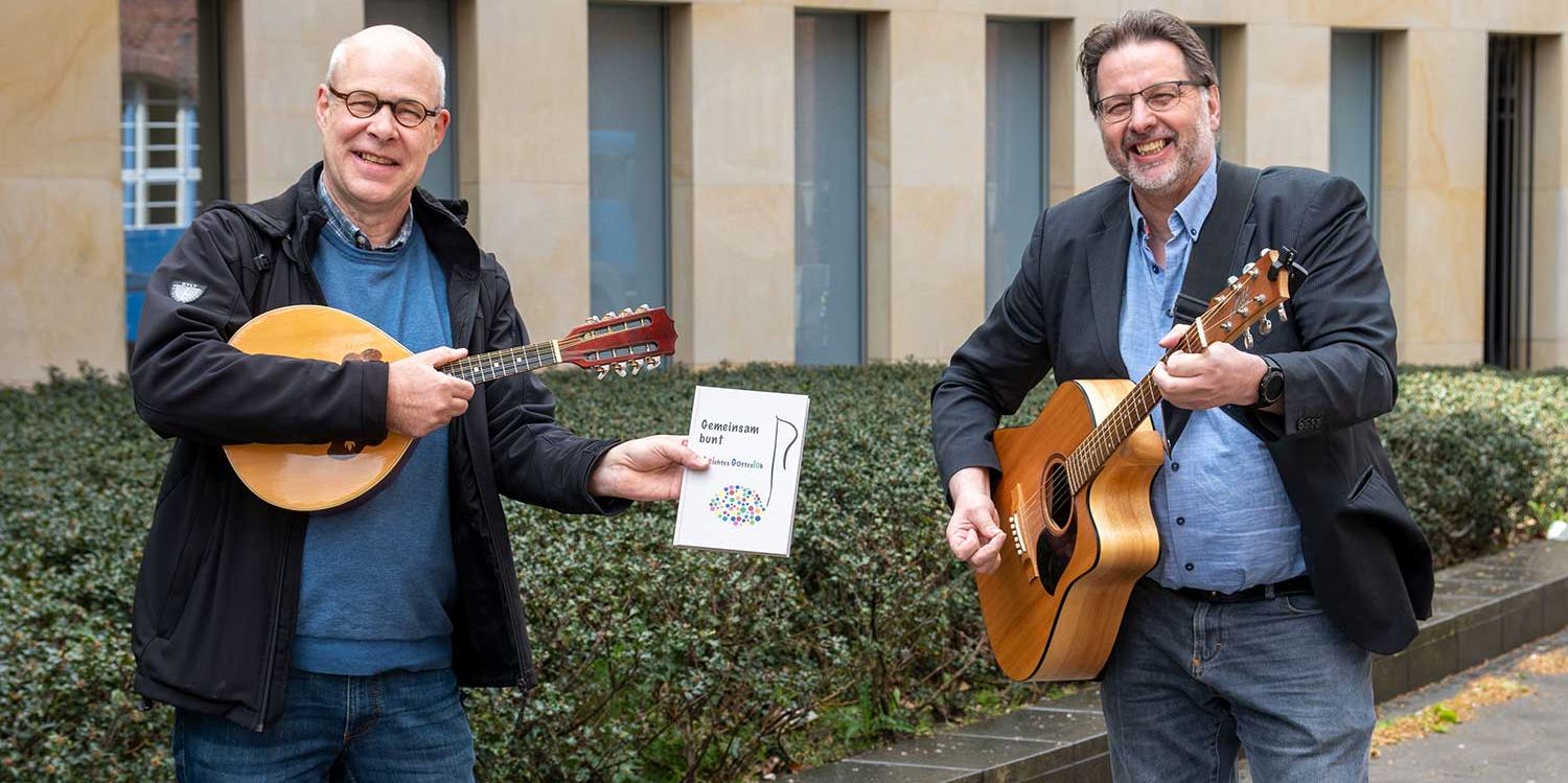Am LeiGoLo, dem Gesangsbuch in leichter Sprache, haben Martin Merkens (links) und Daniel Frinken mitgearbeitet.