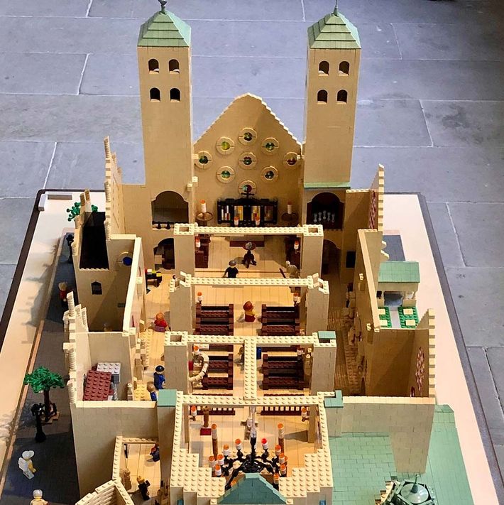 Ein Miniatur-Dom im Original-Dom: Aus 22.000 Legosteinen hat Janis Jaspers aus Kellen am Niederrhein das Dom-Modell gebaut.