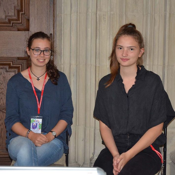 Als Freiwillige des Vereins ACR bieten Theresa Stehmann (links) und Anna Babick kostenlose Domführungen auf Deutsch und Englisch an.