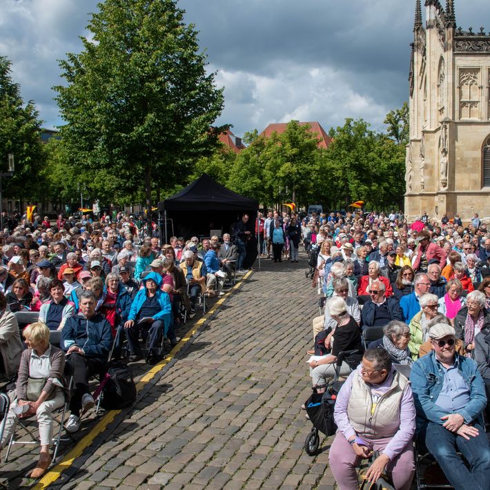 Auf dem Domplatz feierten mehr als 800 Menschen einen Gottesdienst zum Ökumenischen Pfingstmontag.