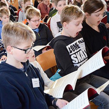 In kleinen und größeren Gruppen probten die Chöre der münsterischen Dommusik für die Uraufführung des Werkes während des Katholikentages im Mai.