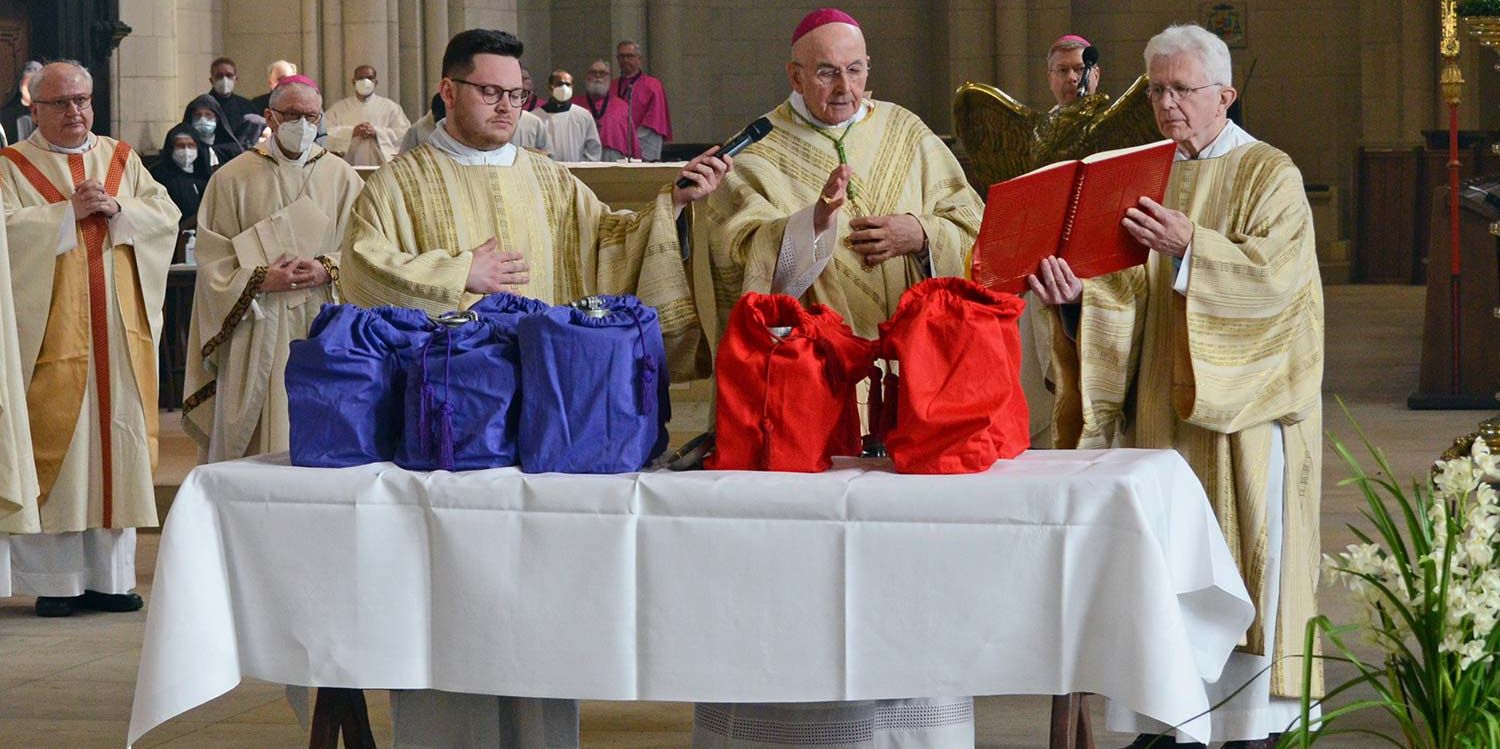 Im Beisein von Priestern aus dem Bistum weihte Bischof Genn die liturgischen Öle in der Chrisam-Messe am 11. April im St.-Paulus-Dom.