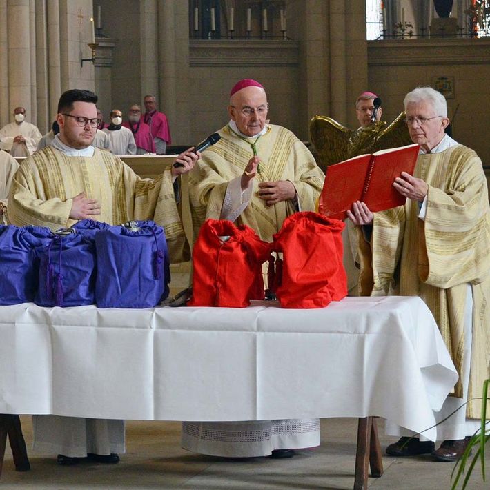 Im Beisein von Priestern aus dem Bistum weihte Bischof Genn die liturgischen Öle in der Chrisam-Messe am 11. April im St.-Paulus-Dom.