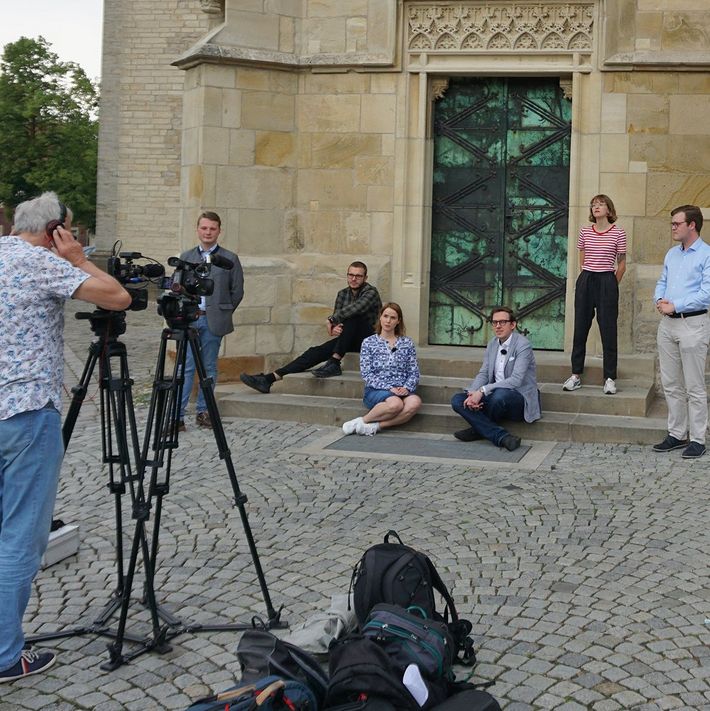 Mit einem Kamerateam realisieren die Studierenden gemeinsam unter anderem mit Viktoria Weinebeck (4. von links) und Dozent Ludger Hiepel (5. von links) die digitale Ausstellung.
