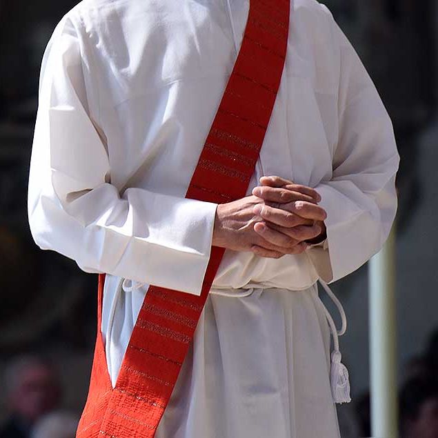 Zur liturgischen Kleidung eines Diakons gehört die schräg getragene Stola.
