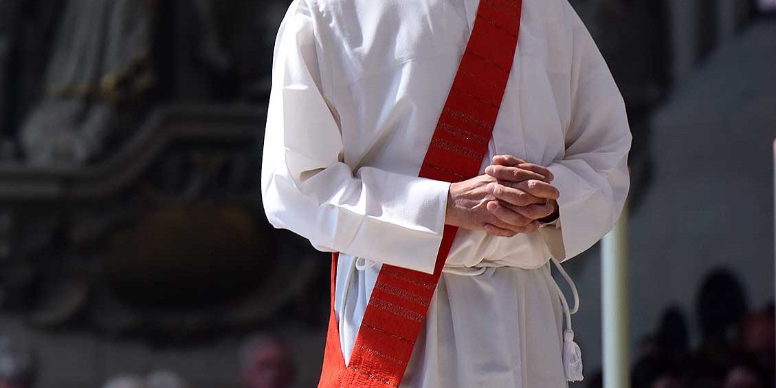 Zur liturgischen Kleidung eines Diakons gehört die schräg getragene Stola.