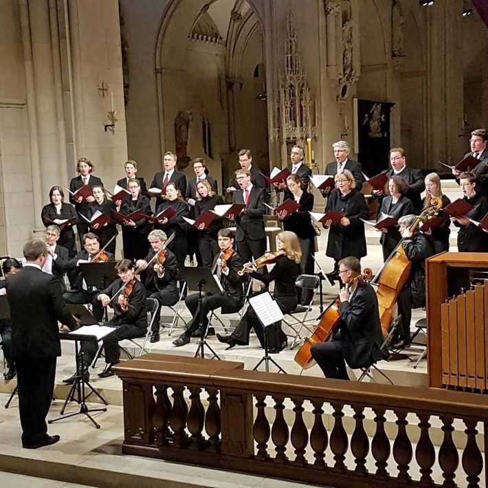 Archivbild: Der Kammerchor am Dom bei der Aufführung einer Bach-Kantate vor der Corona-Pandemie.