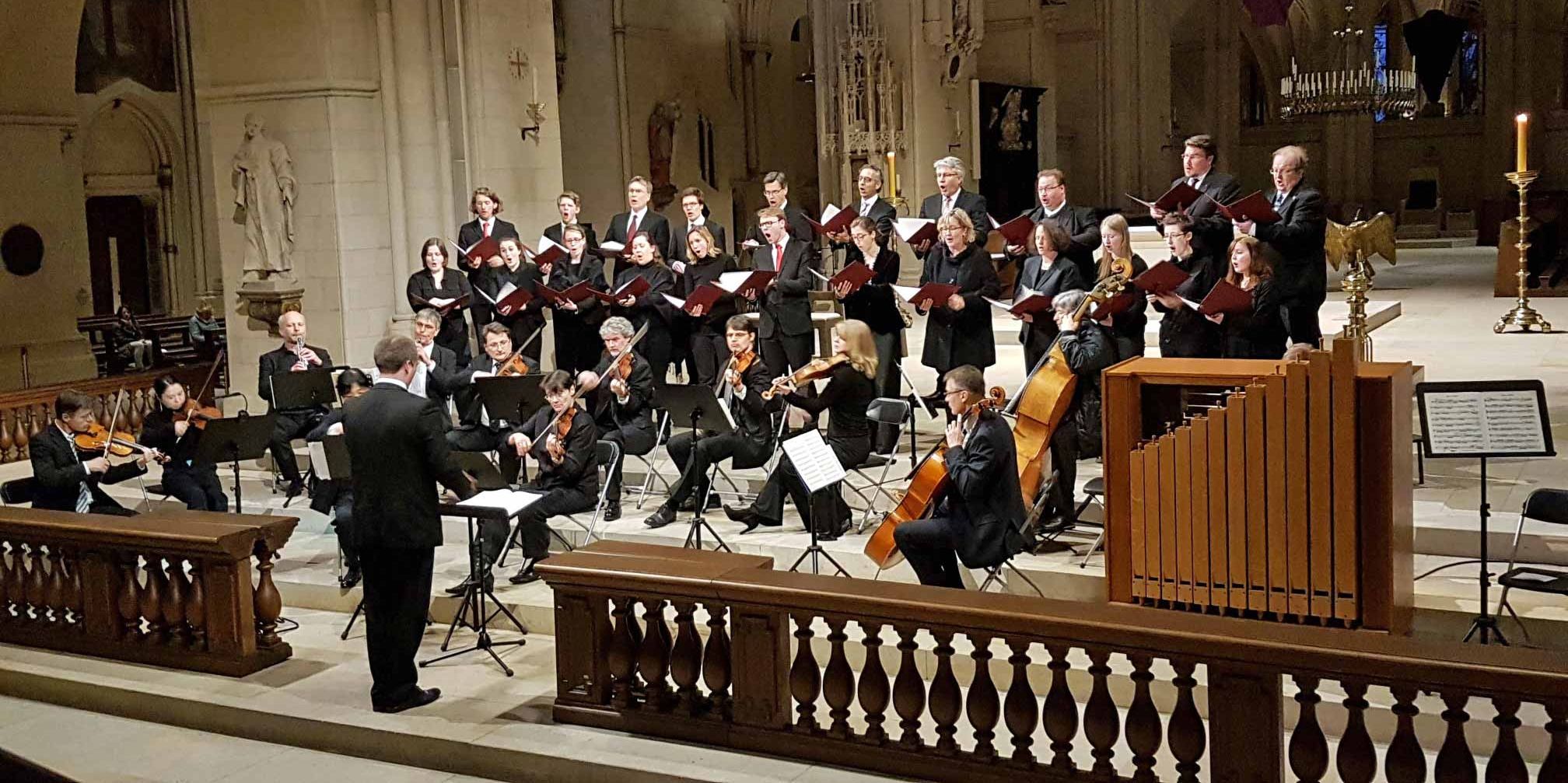 Archivbild: Der Kammerchor am Dom bei der Aufführung einer Bach-Kantate vor der Corona-Pandemie.