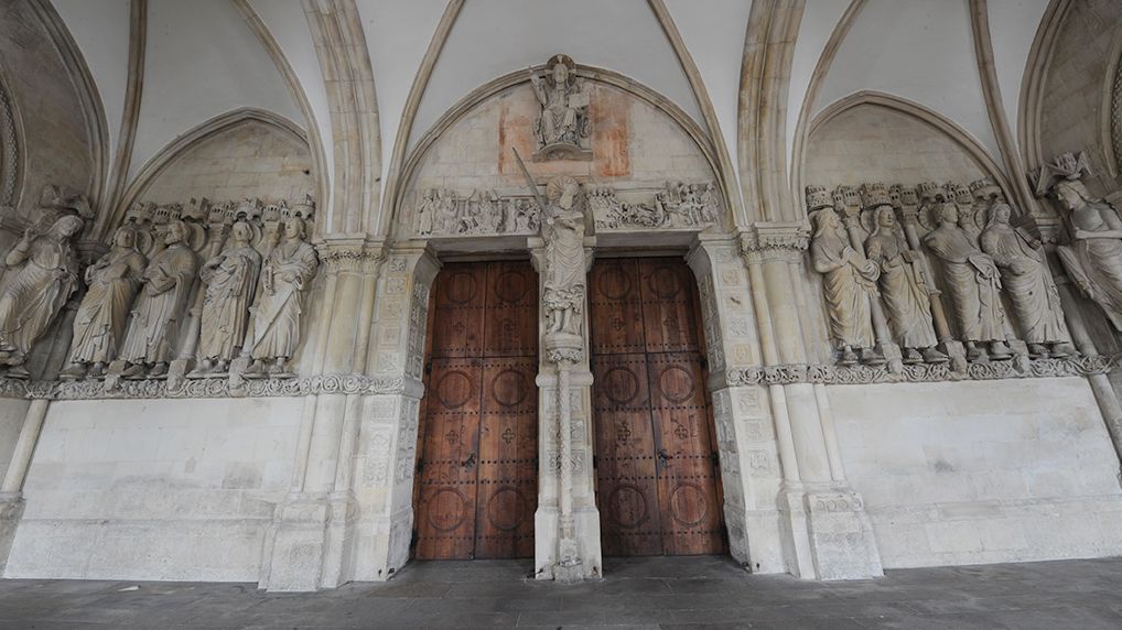 Christus, der Weltenrichter, und Paulus über dem Eingangsportal im St.-Paulus-Dom.