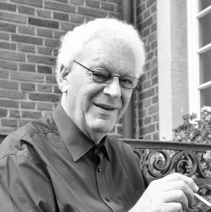 Der emeritierte Domkapitular Walter Böcker ist im Alter von 88 Jahren in Münster gestorben.