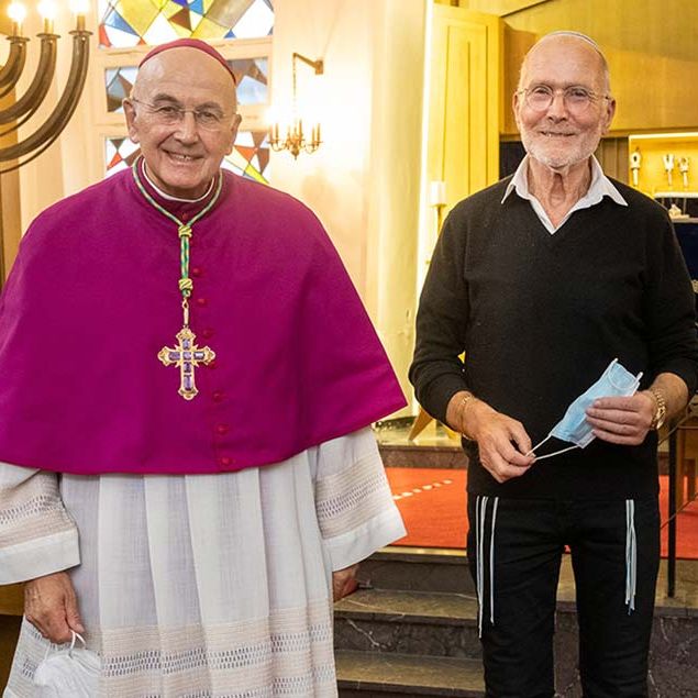 Als Zeichen der Solidarität fand vor der diesjährigen Großen Prozession eine Statio in der Synagoge statt. Von links: Bischof Dr. Felix Genn, Sharon Fehr, Vorsitzender der Jüdischen Gemeinde Münster, und Münsters Oberbürgermeister Markus Lewe.