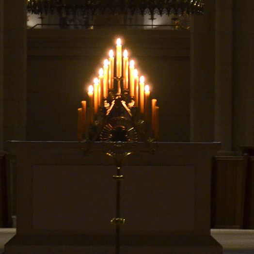 Ohnehin schon spärlich ausgeleuchtet, werden nach und nach auch 15 Kerzen auf einem Leuchter im vorderen Altarraum des Münsteraner Doms in einer Andacht gelöscht.
