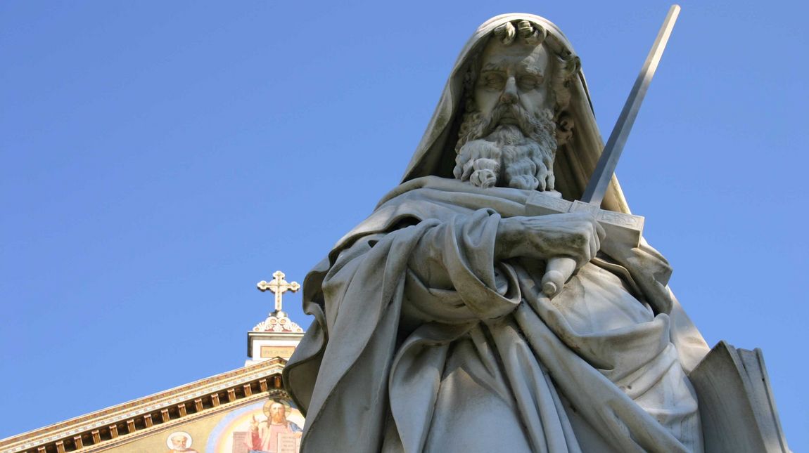 Die Figur des Apostels Paulus vor der Basilika St. Paul vor den Mauern (Sa. Paolo fueri le mura) in Rom.