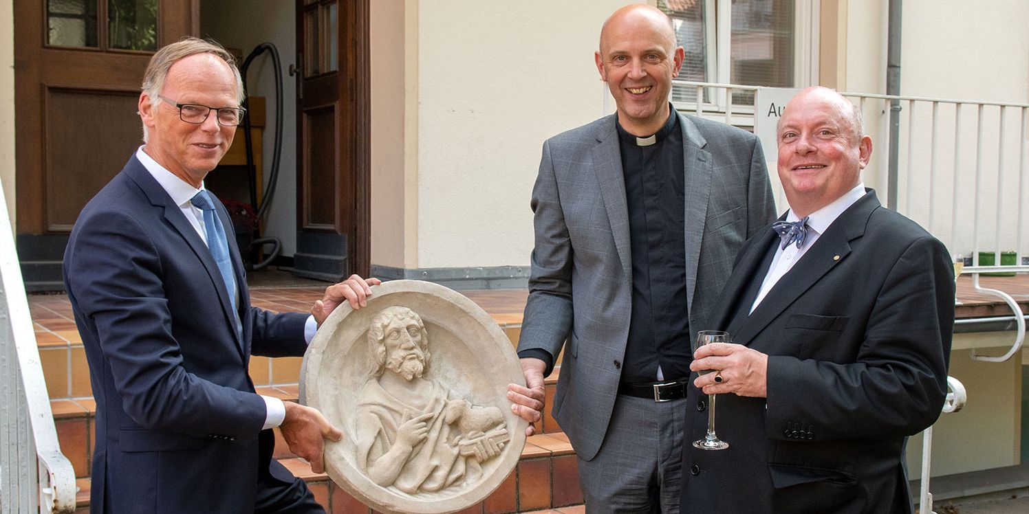 Generalvikar Dr. Klaus Winterkamp und Dompropst Kurt Schulte (von links) überreichten dem scheidenden Diözesankonservator Dr. Udo Grote einen Rippenstein aus dem St.-Paulus-Dom. 