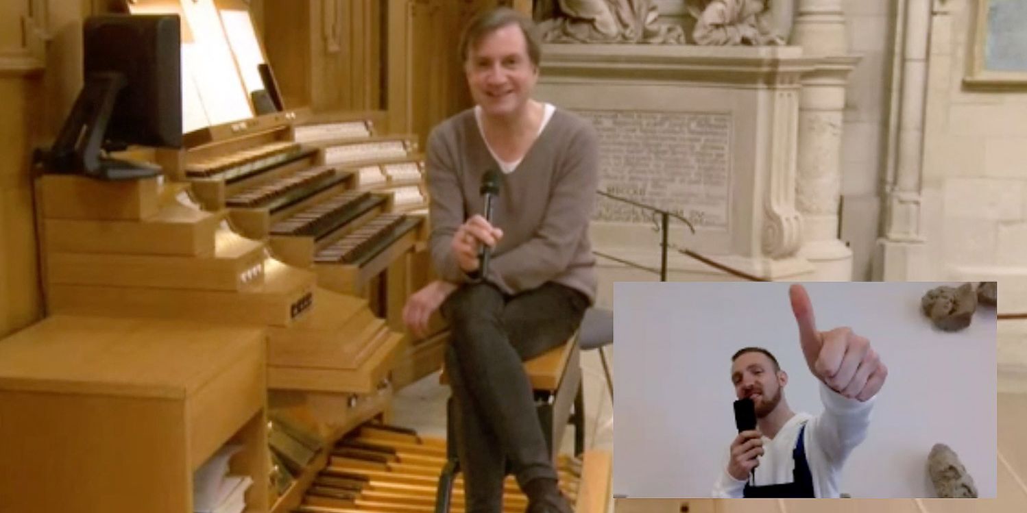 Domorganist Thomas Schmitz beantwortet beim digitalen-interaktiven Orgelkonzert für Kinder Fragen von „Orgelbauer Fröhlich“ (unten rechts) alias Friedhelm Bruns.