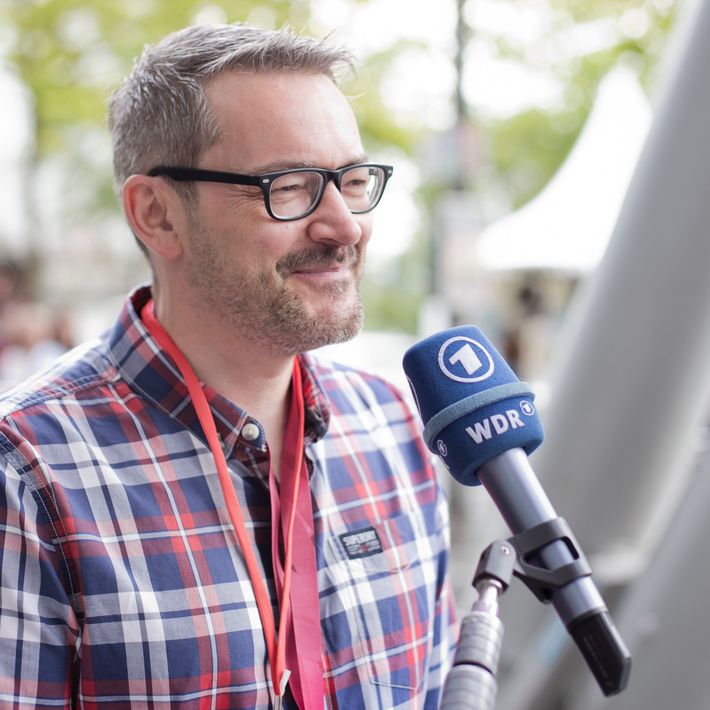 Christoph Krachten, Geschäftsführer der VideoDays, bei einem ARD-Interview vor der Lanxess Arena Köln.