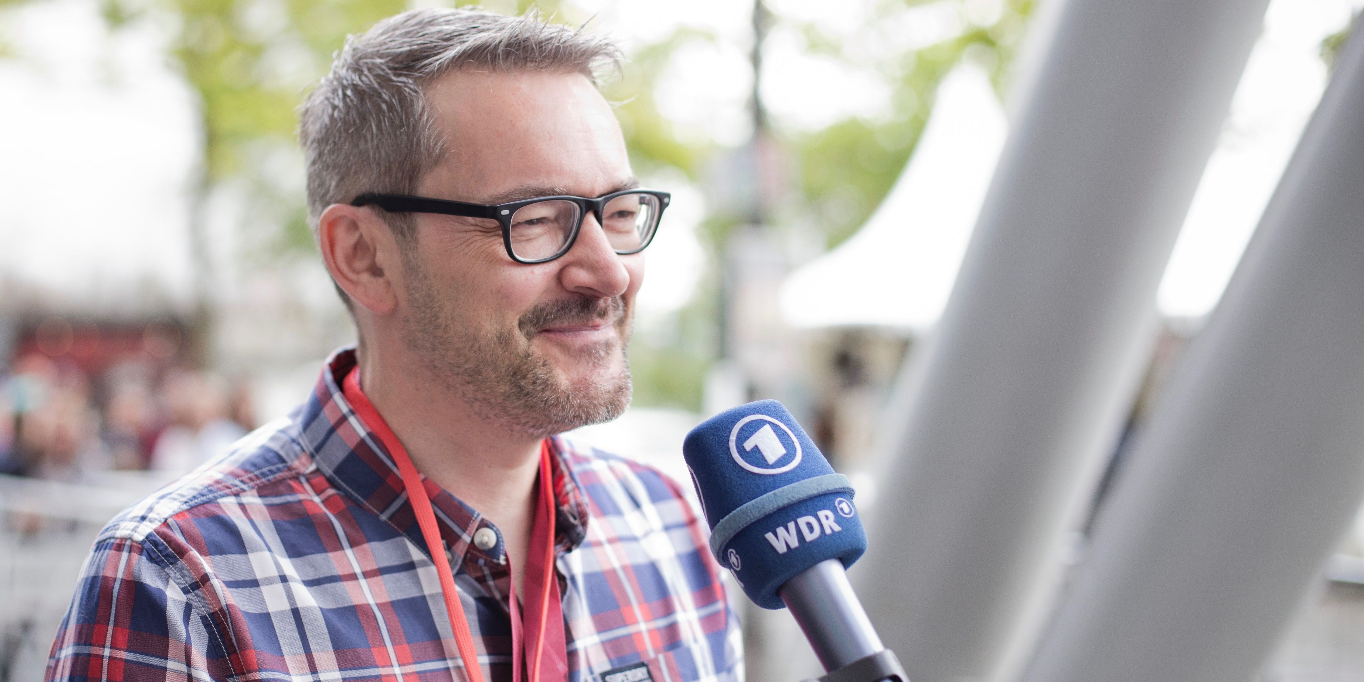 Christoph Krachten, Geschäftsführer der VideoDays, bei einem ARD-Interview vor der Lanxess Arena Köln.