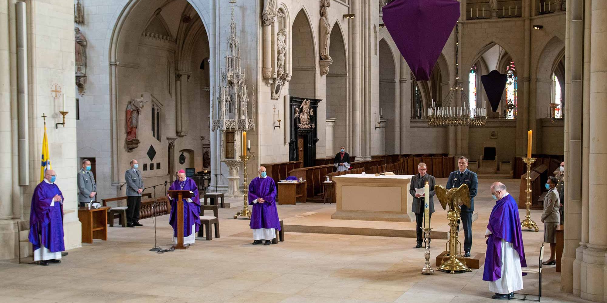 Bischof Dr. Felix Genn (4. von links) hat zusammen mit Soldatinnen und Soldaten im St.-Paulus-Dom in Münster den internationalen Soldatengottesdienst gefeiert.