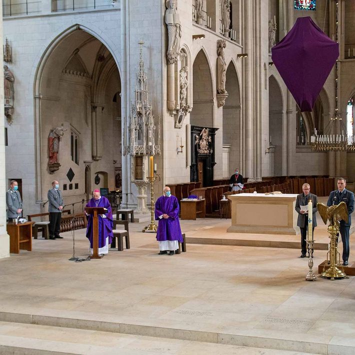 Bischof Dr. Felix Genn (4. von links) hat zusammen mit Soldatinnen und Soldaten im St.-Paulus-Dom in Münster den internationalen Soldatengottesdienst gefeiert.
