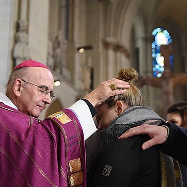 Segen vom Bischof: Genn ließ 23 Bewerber aus elf Pfarreien im Bistum zur Taufe zu.
