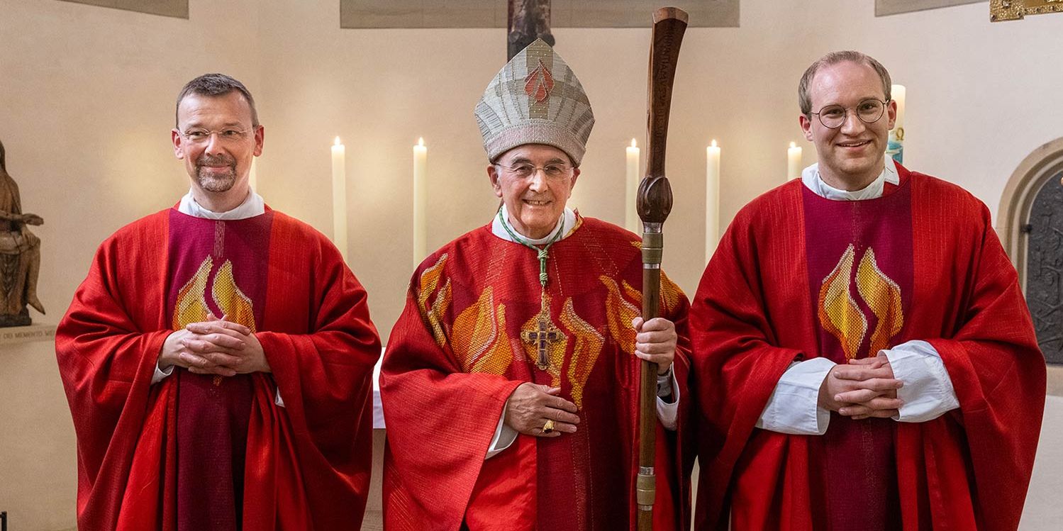 Bischof Dr. Felix Genn weihte Christian Fechtenkötter (links) und Lars Schlarmann (rechts) am Pfingstsonntag zu Priestern.