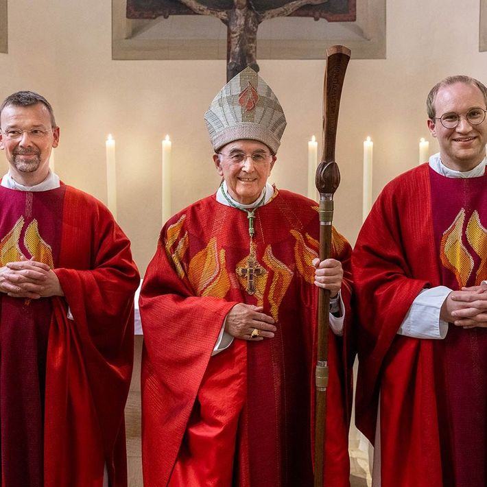 Bischof Dr. Felix Genn weihte Christian Fechtenkötter (links) und Lars Schlarmann (rechts) am Pfingstsonntag zu Priestern.