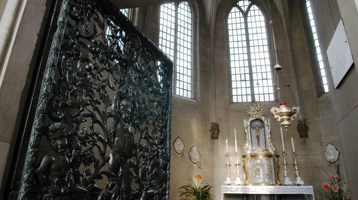 Obwohl die Tradition der Kathedralgotik in der Sakramentskapelle gewahrt wurde, ist die Bronzetür im barocken Stil gestaltet worden.